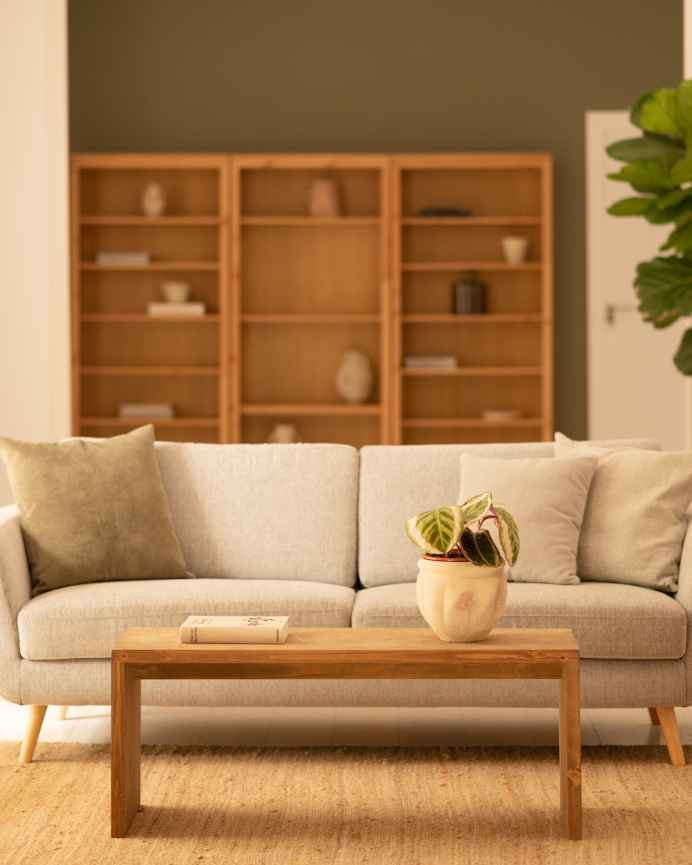 Massiver Holz-Couchtisch in dunkler Eiche, 110x45x35cm.