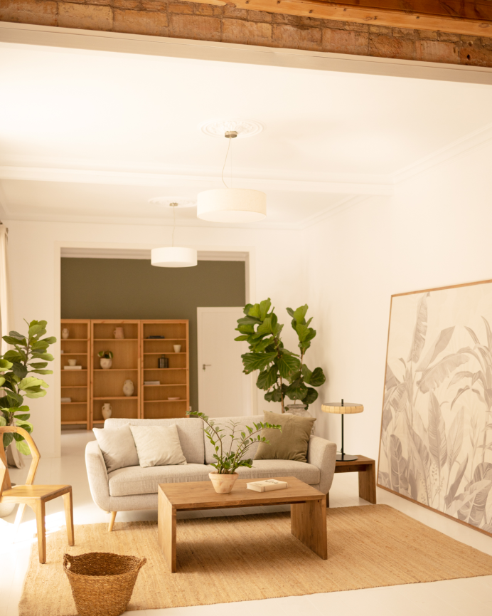 Massiver Couchtisch aus dunkler Eiche im Maß 110x45x74cm.