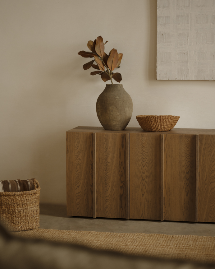 Naturfarbene Ahornfurnier-Sideboard mit Leisten in Haselnussfarbe in verschiedenen Größen.