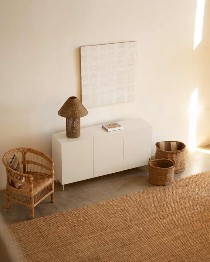 Sideboard mit 3 lackierten Türen in sandfarben, 160x40cm.