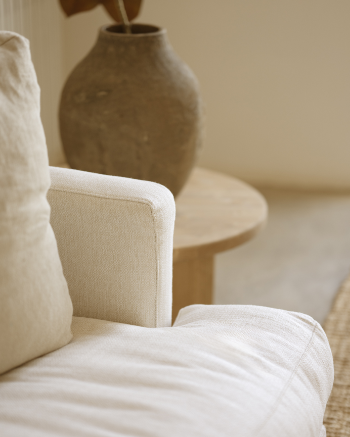 Gerade weiße 215x105cm Sofa in gebrochenem Weiß.