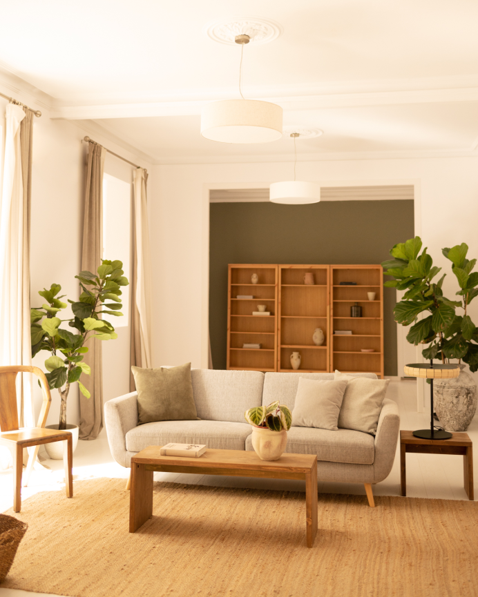 Massiver Holz-Couchtisch in dunkler Eiche, 110x45x35cm.