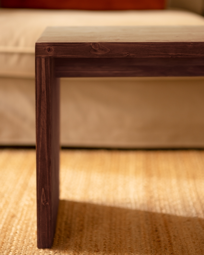 Massiver Nussbaum-Couchtisch in den Maßen 110x45x35cm