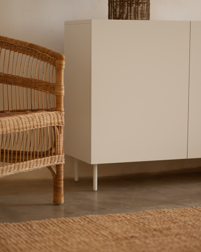Sideboard mit 3 lackierten Türen in sandfarben, 160x40cm.