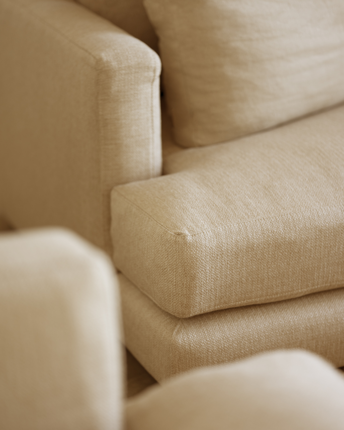 Sofa mit Beige-Farbton und rechter Ottomane in verschiedenen Größen