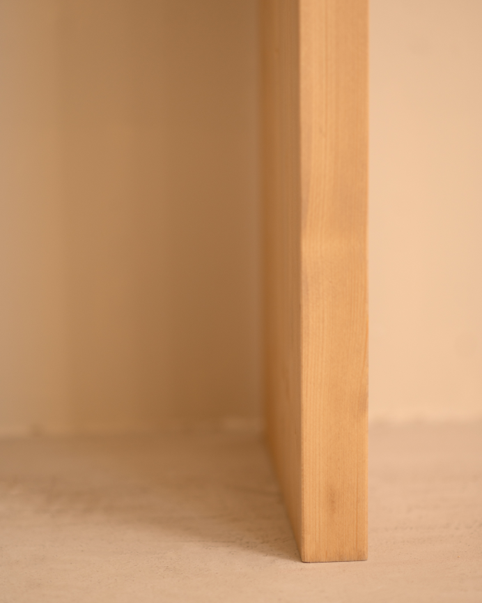 Massivholzkonsole in mittlerem Eichenton von 120x80cm.