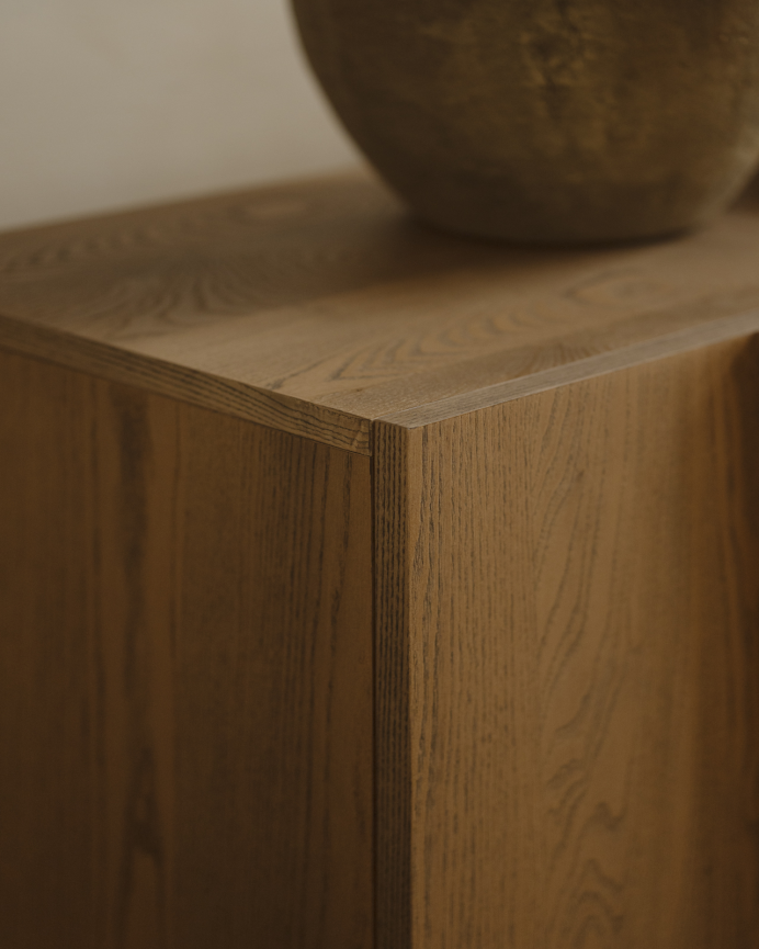 Naturfarbene Ahornfurnier-Sideboard mit Leisten in Haselnussfarbe in verschiedenen Größen.