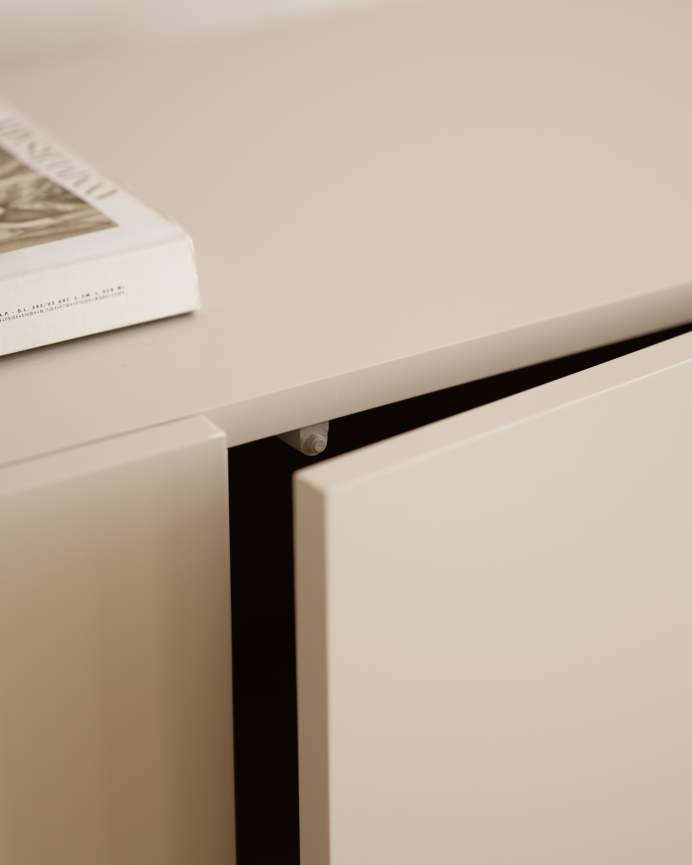 Sideboard mit 3 lackierten Türen in sandfarben, 160x40cm.