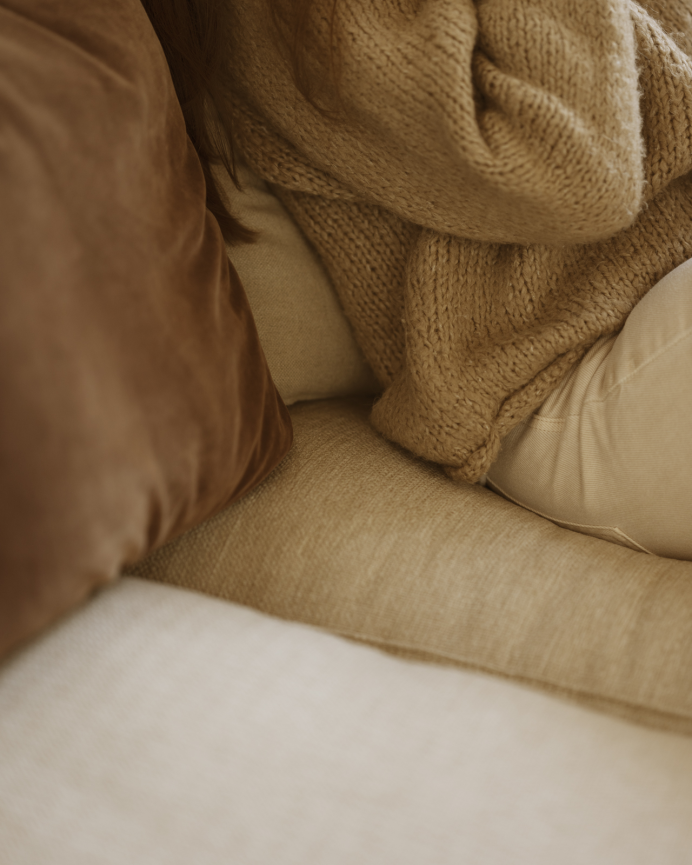 Sofa mit Beige-Farbton und rechter Ottomane in verschiedenen Größen