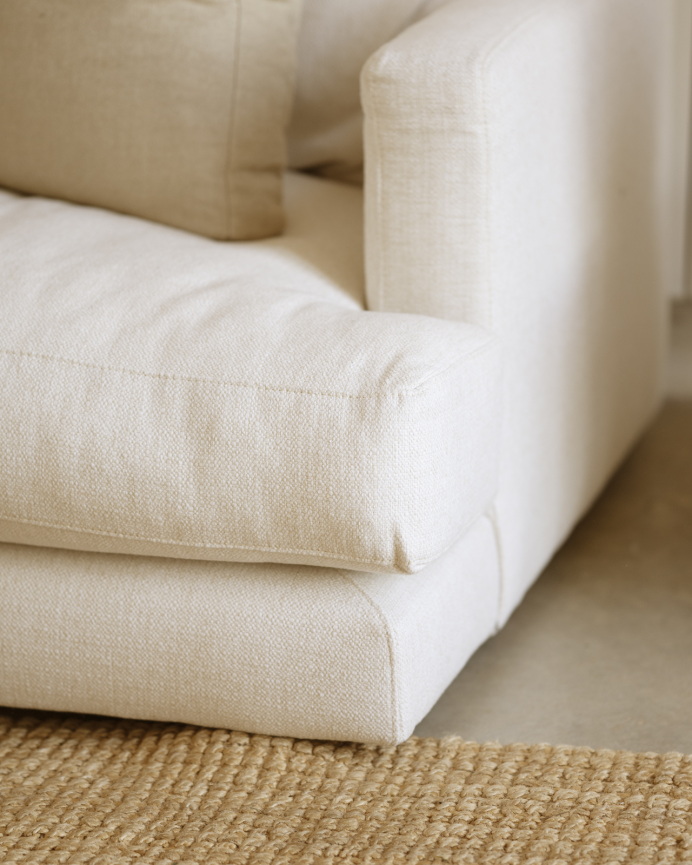Gerade weiße 215x105cm Sofa in gebrochenem Weiß.