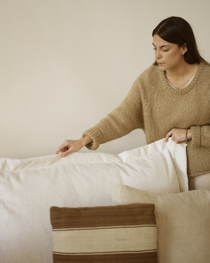 Sofa mit linksseitiger Chaiselongue in gebrochenem Weiß in verschiedenen Größen.