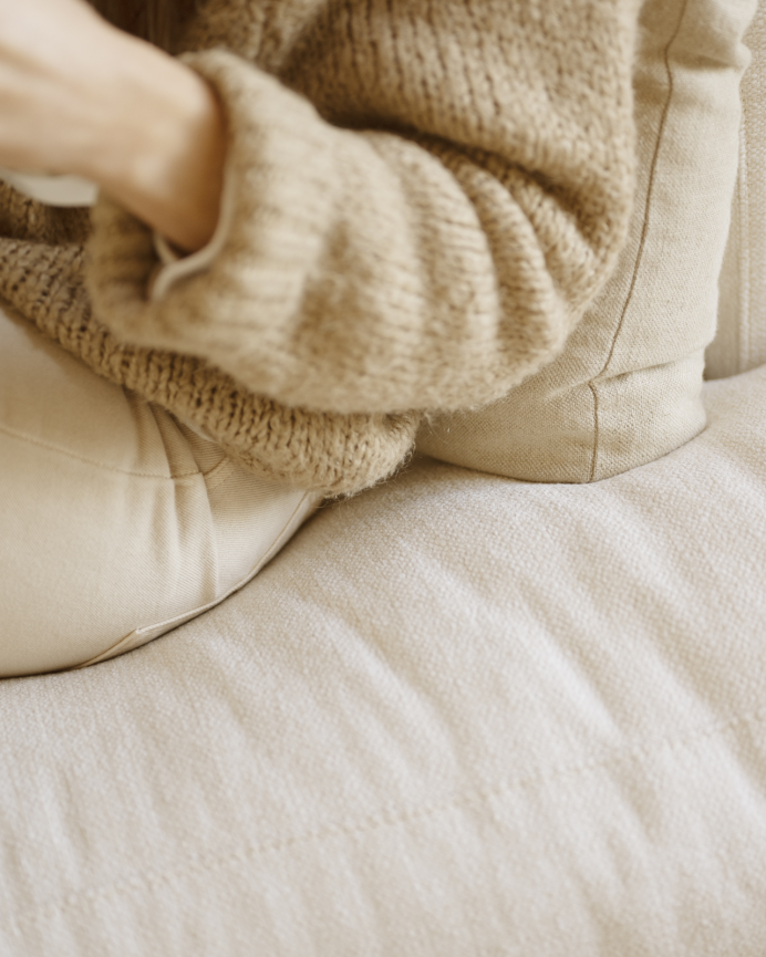 Gerade weiße 215x105cm Sofa in gebrochenem Weiß.