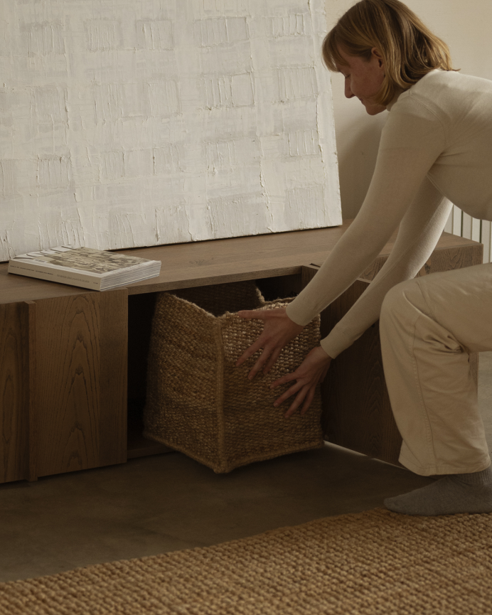 TV-Möbel aus Naturfurnier Esche mit Leisten in Haselnussfarbe in verschiedenen Größen.