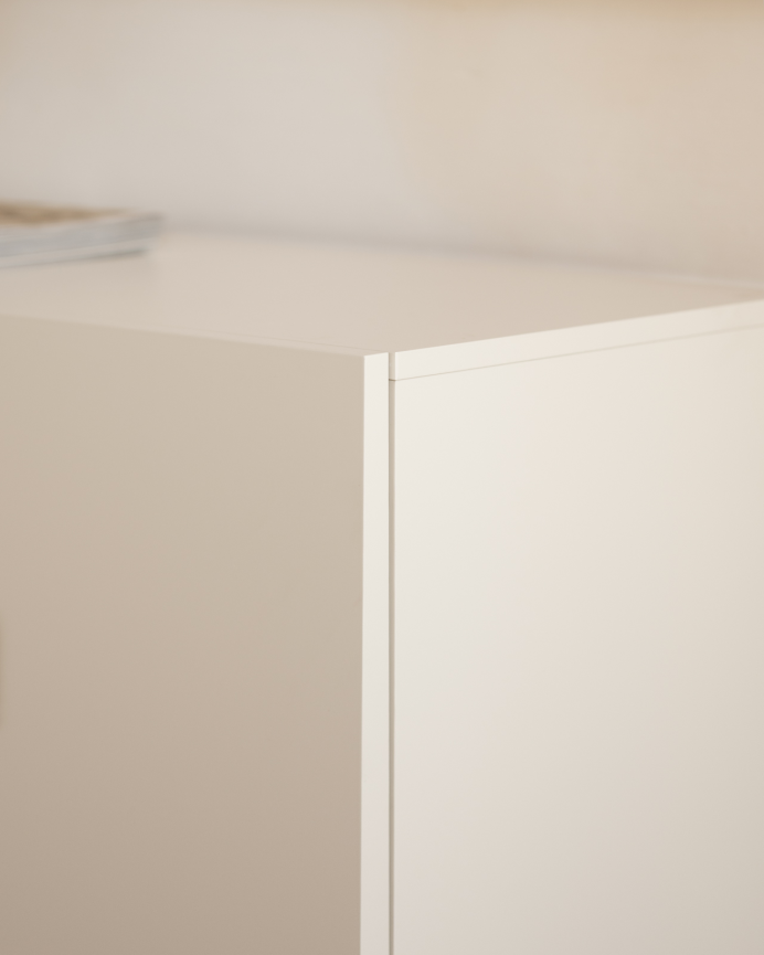 Sideboard mit 3 lackierten Türen in sandfarben, 160x40cm.