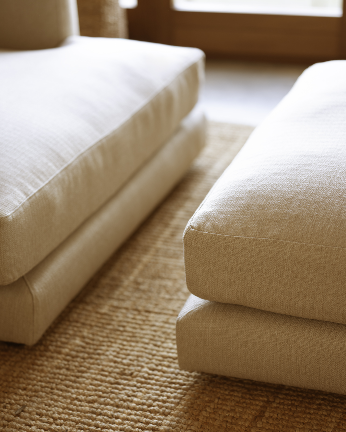 Sofa mit Beige-Farbton und rechter Ottomane in verschiedenen Größen