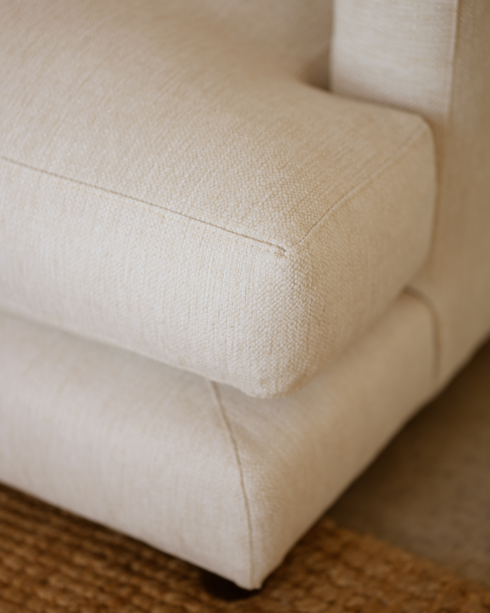 Sofa mit linksseitiger Chaiselongue in gebrochenem Weiß in verschiedenen Größen.