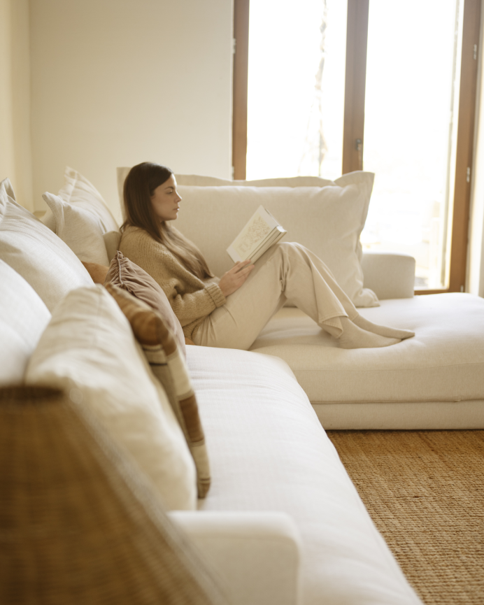 Gerade weiße 215x105cm Sofa in gebrochenem Weiß.
