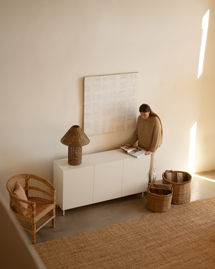 Sideboard mit 3 lackierten Türen in sandfarben, 160x40cm.