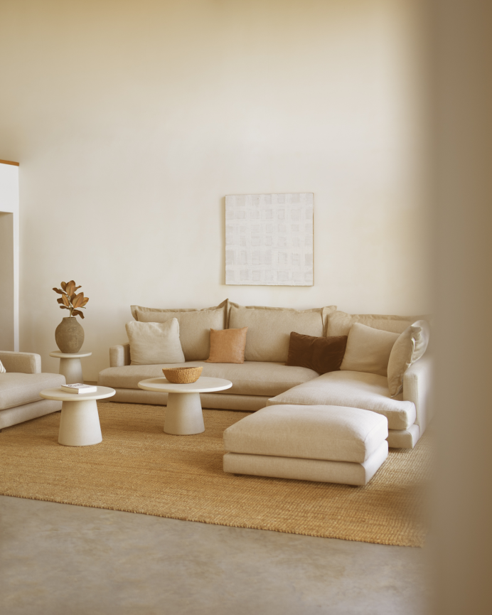 Sofa mit Beige-Farbton und rechter Ottomane in verschiedenen Größen