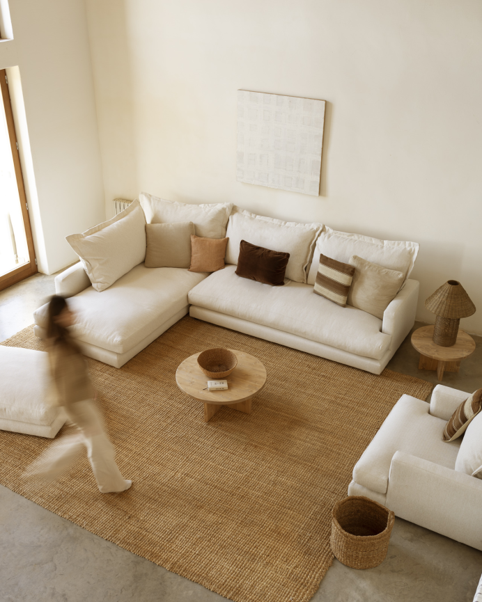 Sofa mit linksseitiger Chaiselongue in gebrochenem Weiß in verschiedenen Größen.