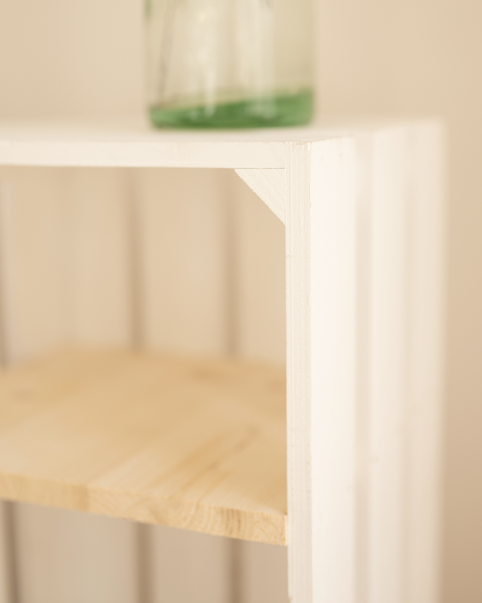 Massivholz-Nachttisch in Weiß mit den Maßen 66x26 cm