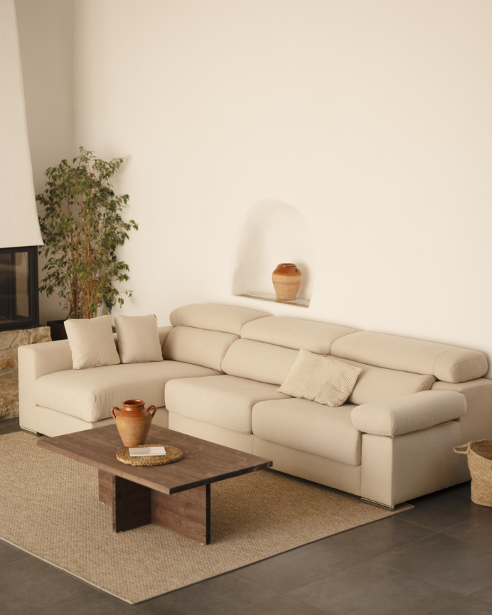 Sofa mit Chaiselongue in Beigefarbe in verschiedenen Größen.