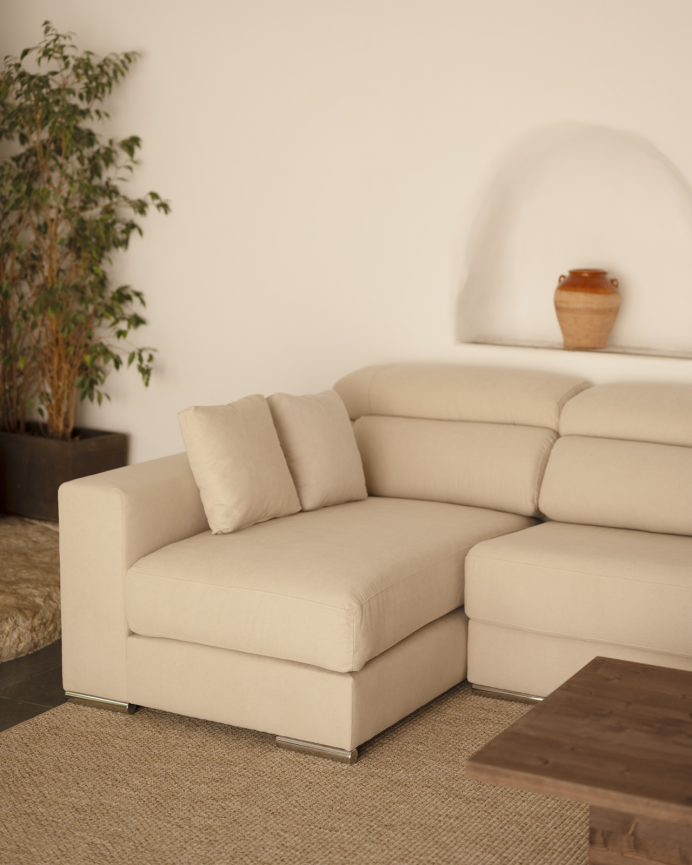 Sofa mit Chaiselongue in Beigefarbe in verschiedenen Größen.