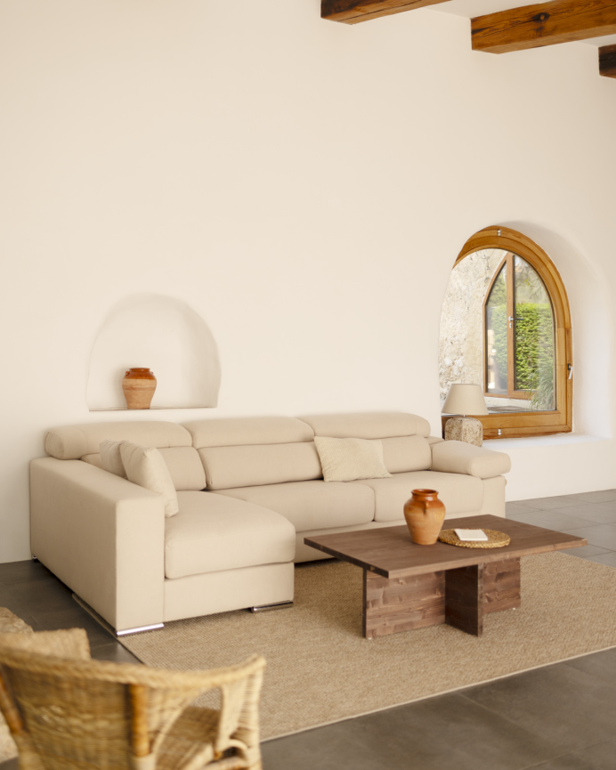 Sofa mit Chaiselongue in Beigefarbe in verschiedenen Größen.