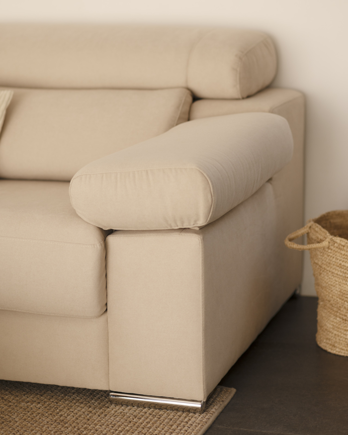 Sofa mit Chaiselongue in Beigefarbe in verschiedenen Größen.