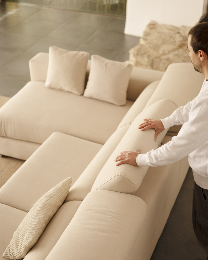 Sofa mit Chaiselongue in Beigefarbe in verschiedenen Größen.