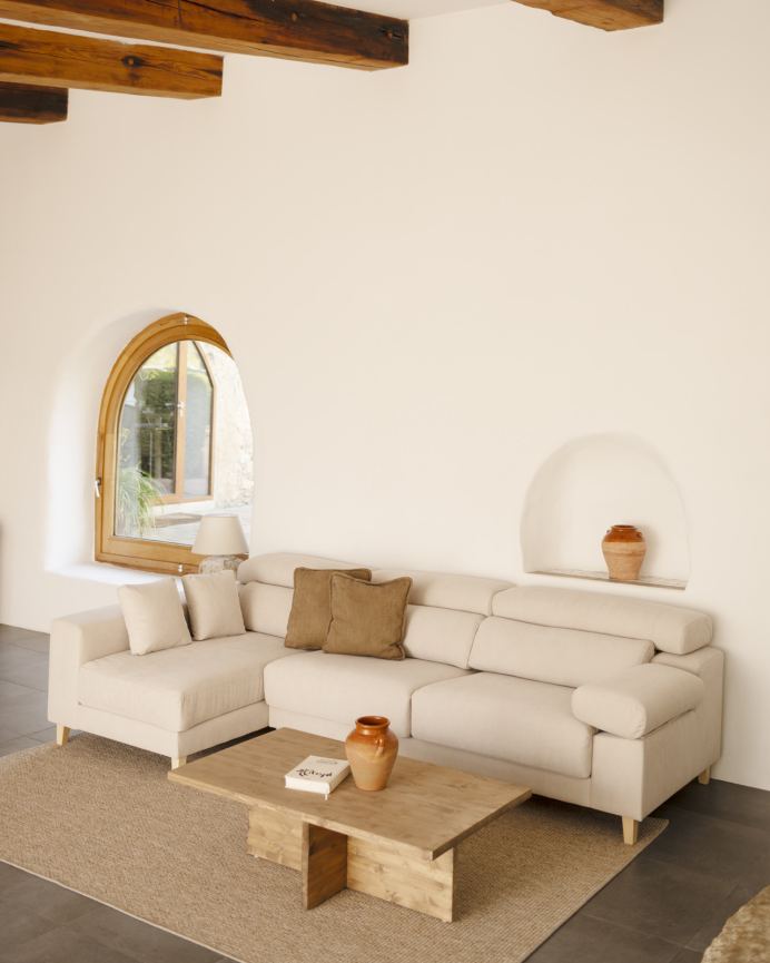 Sofa mit beigem Chaiselongue in verschiedenen Größen.