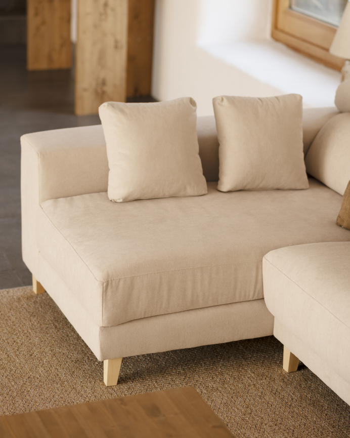 Sofa mit beigem Chaiselongue in verschiedenen Größen.