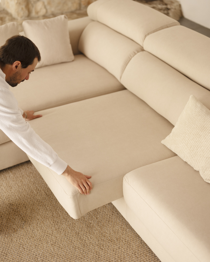 Sofa mit Chaiselongue in Beigefarbe in verschiedenen Größen.