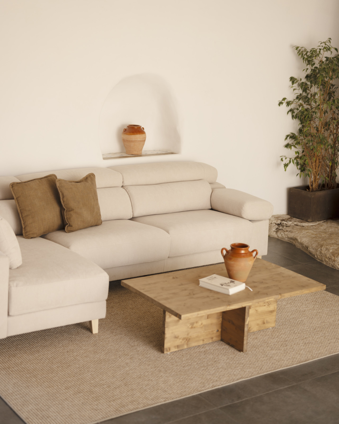 Sofa mit beigem Chaiselongue in verschiedenen Größen.