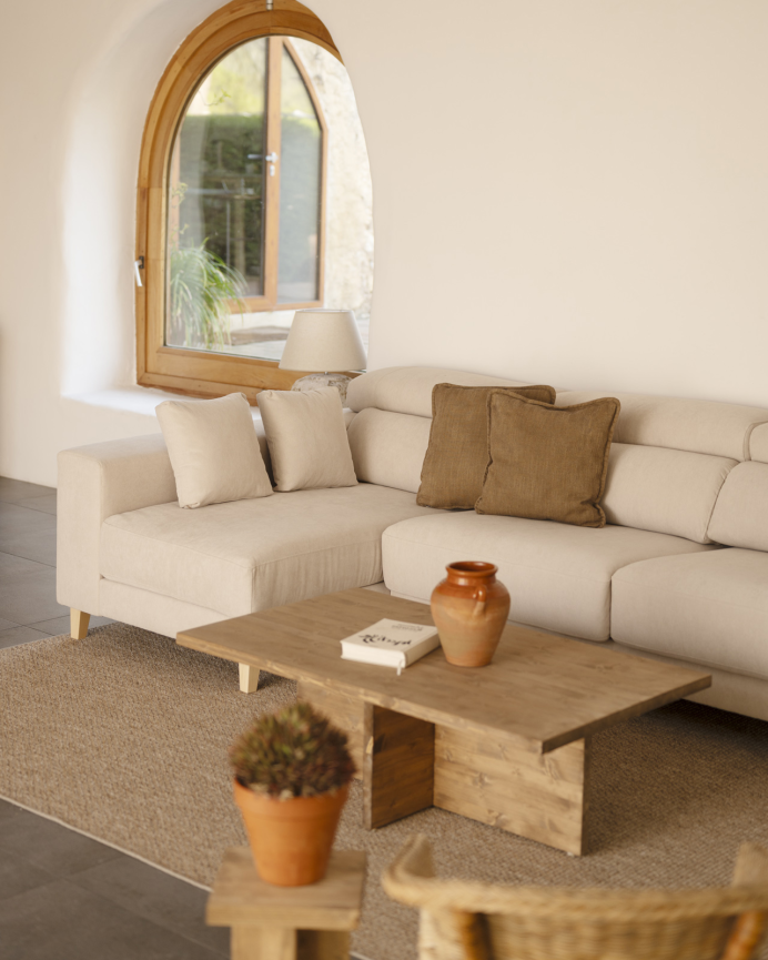 Sofa mit beigem Chaiselongue in verschiedenen Größen.