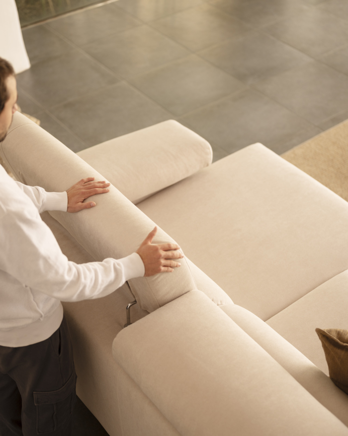 Sofa mit beigem Chaiselongue in verschiedenen Größen.