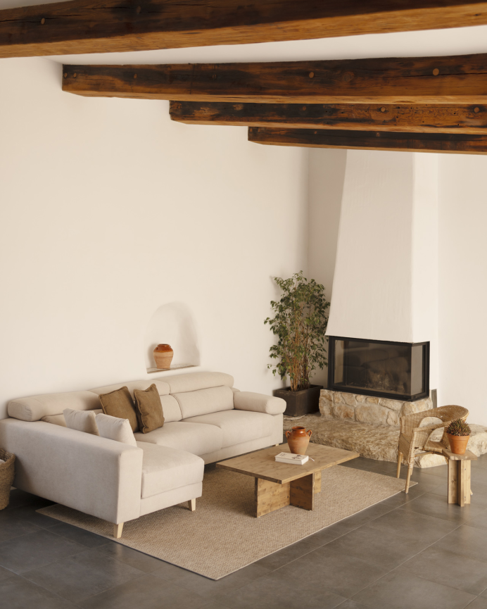 Sofa mit beigem Chaiselongue in verschiedenen Größen.