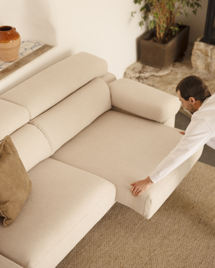 Sofa mit beigem Chaiselongue in verschiedenen Größen.