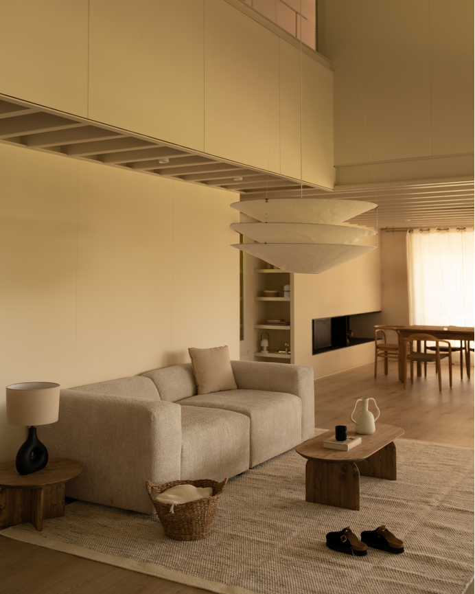 Zweiteiliges Bouclé-Sofa in hellgrauer Farbe, 240x110 cm.