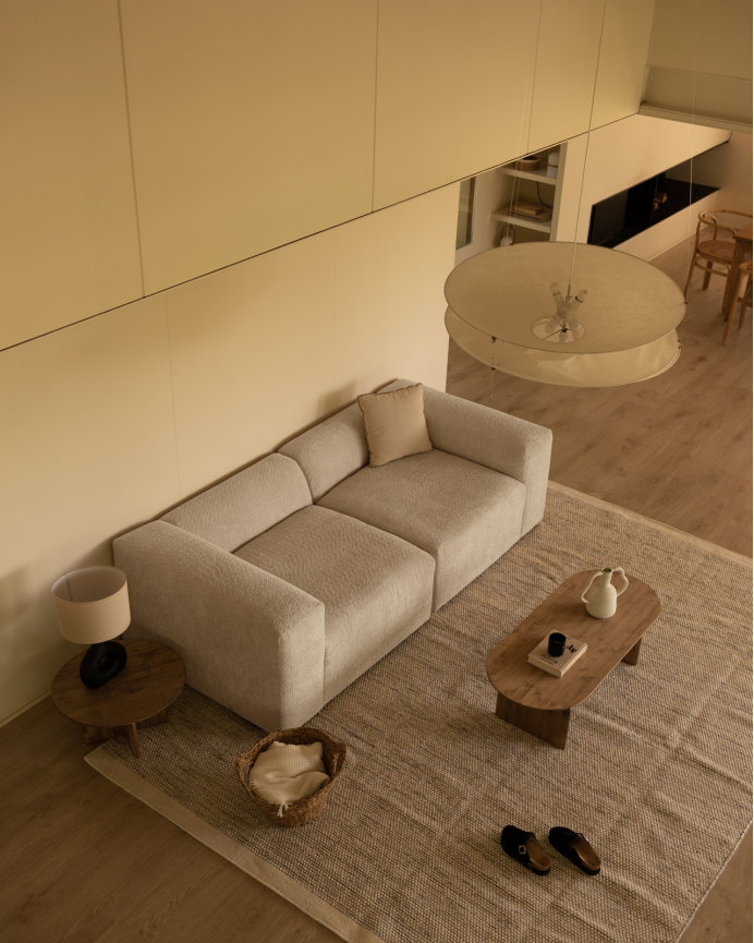 Zweiteiliges Bouclé-Sofa in hellgrauer Farbe, 240x110 cm.