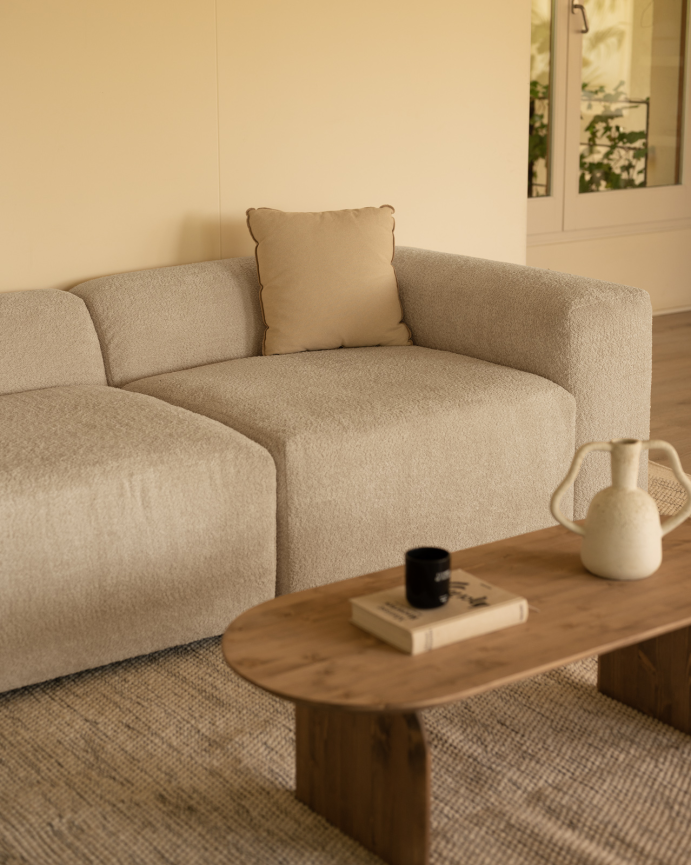 Zweiteiliges Bouclé-Sofa in hellgrauer Farbe, 240x110 cm.