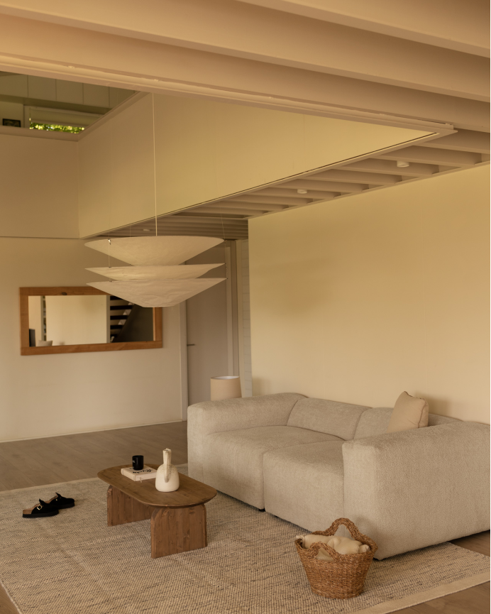 Zweiteiliges Bouclé-Sofa in hellgrauer Farbe, 240x110 cm.