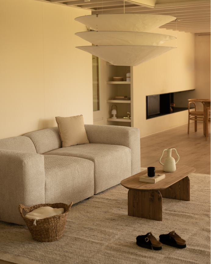Zweiteiliges Bouclé-Sofa in hellgrauer Farbe, 240x110 cm.