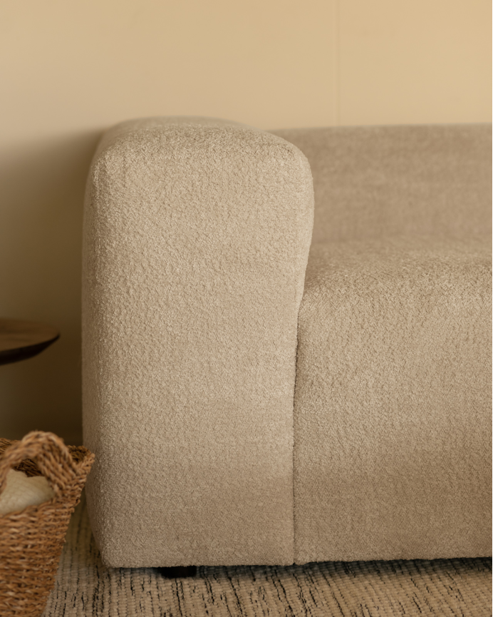 Zweiteiliges Bouclé-Sofa in hellgrauer Farbe, 240x110 cm.