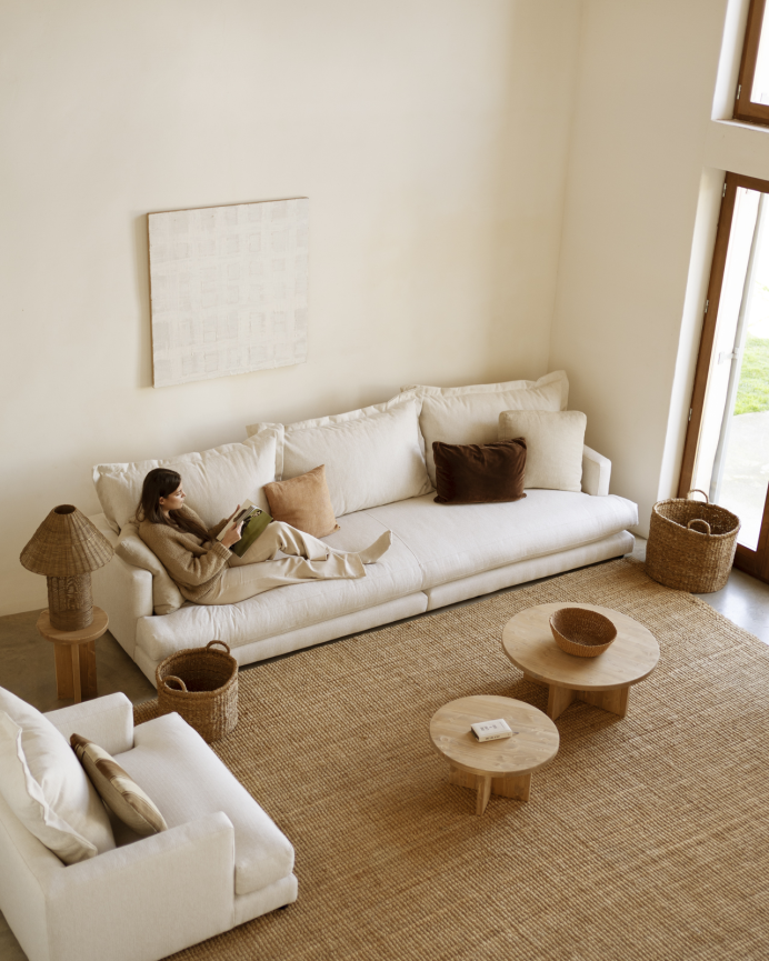 Gerades Sofa in gebrochenem Weiß, Maße 325x105 cm.