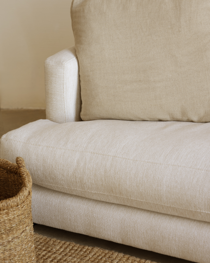 Gerades Sofa in gebrochenem Weiß, Maße 325x105 cm.