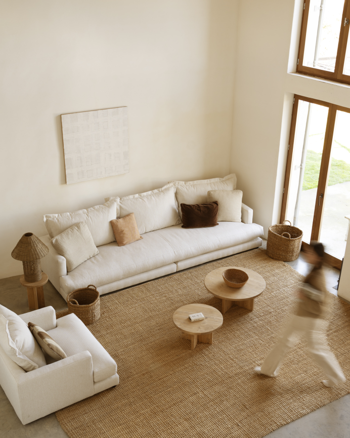 Gerades Sofa in gebrochenem Weiß, Maße 325x105 cm.