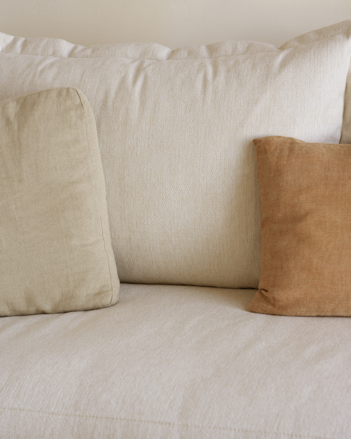 Gerades Sofa in gebrochenem Weiß, Maße 325x105 cm.