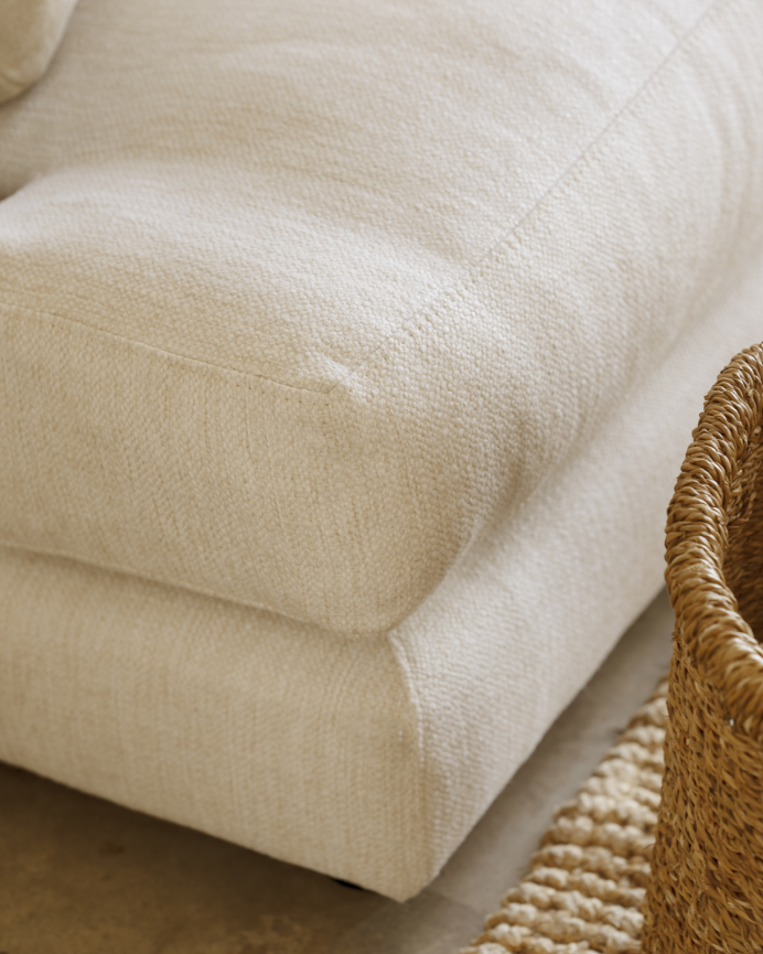 Gerades Sofa in gebrochenem Weiß, Maße 325x105 cm.