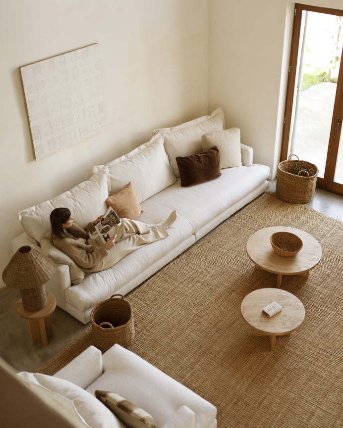 Gerades Sofa in gebrochenem Weiß, Maße 325x105 cm.